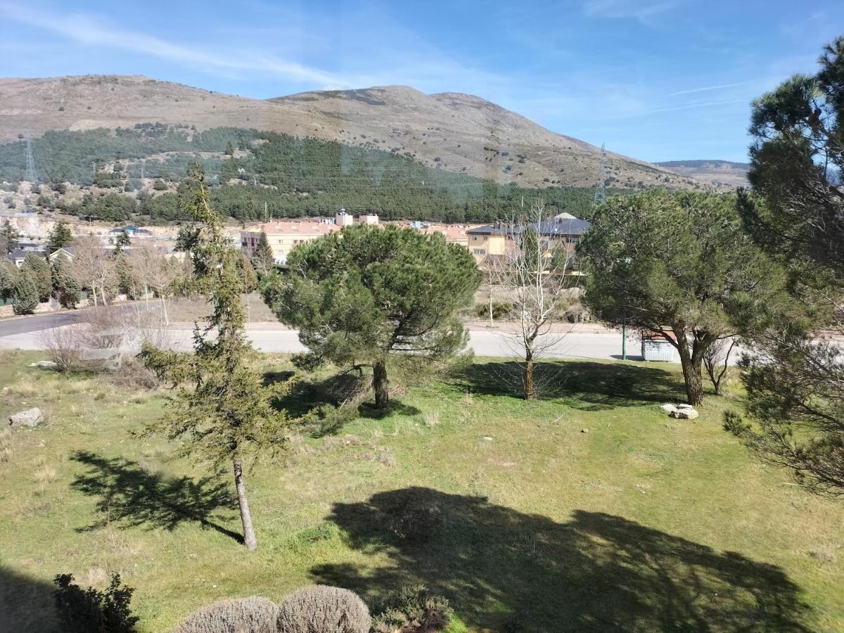 Coqueto apartamento en urbanización con piscina y entorno natural El Espinar Exterior foto